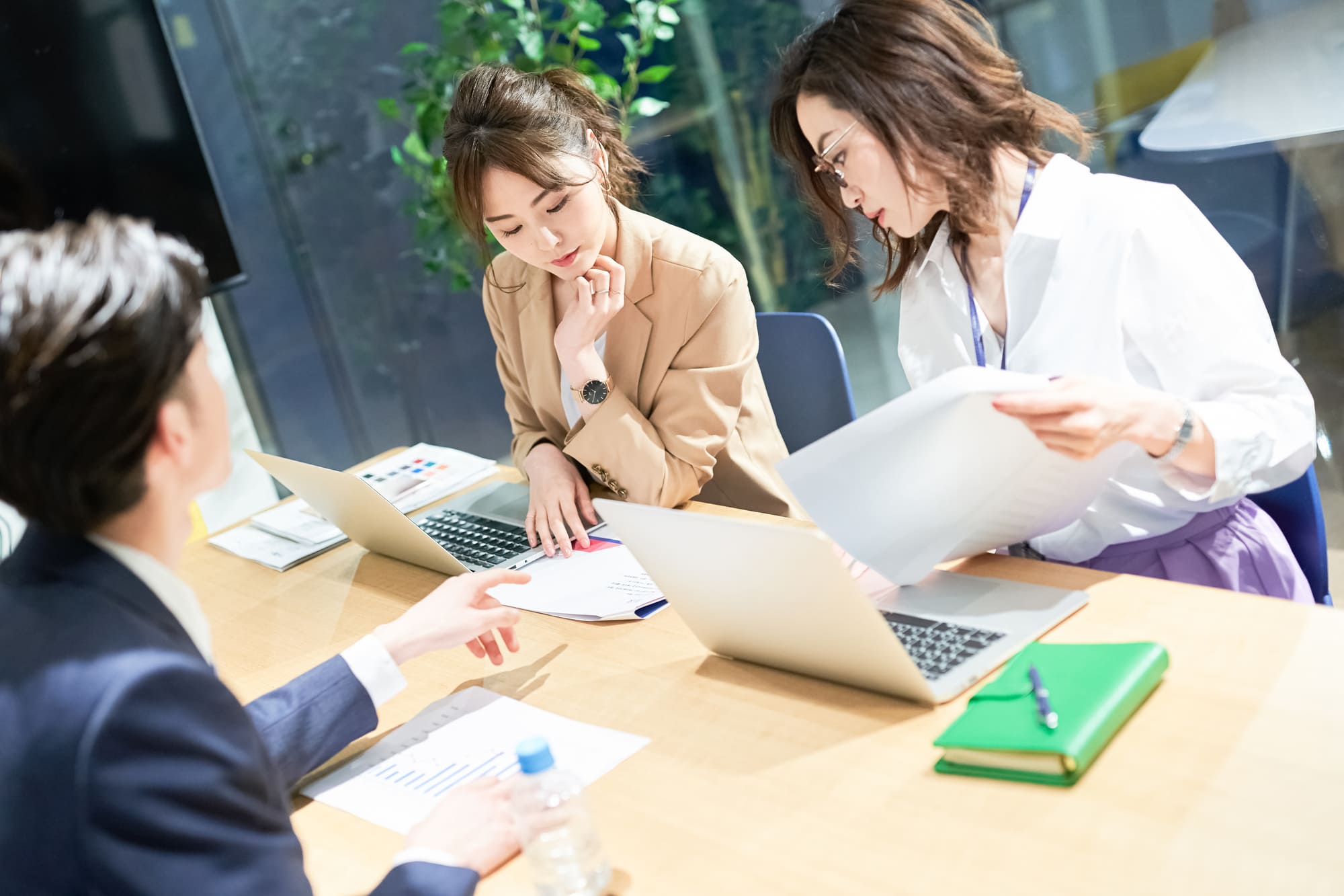 会議中のデザイナーたち